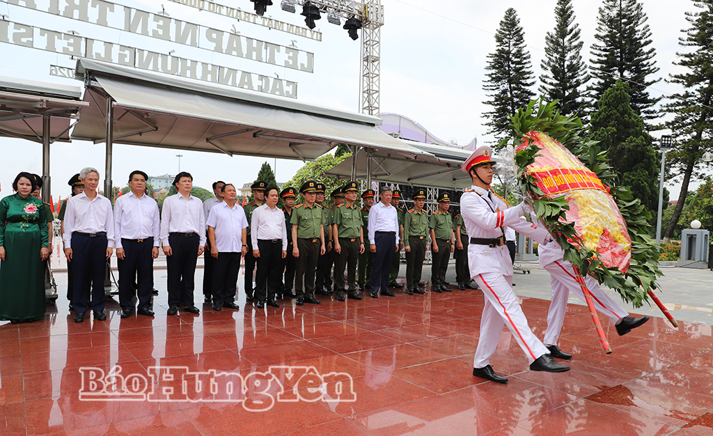 Đại tướng Lương Tam Quang, Ủy viên Bộ J88 com the gioi đỉnh cao, Bộ trưởng Bộ Công an cùng các đồng chí lãnh đạo tỉnh và các đại biểu dâng hoa, dâng hương tại Đài tưởng niệm các anh hùng liệt sĩ tỉnh.