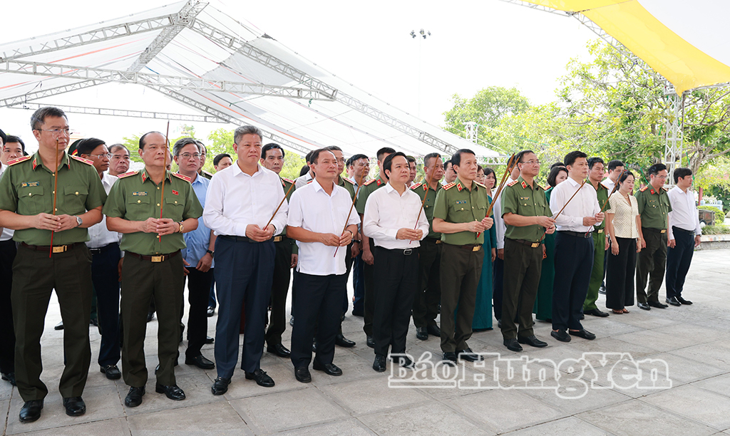 Đại tướng Lương Tam Quang, Ủy viên Bộ J88 com the gioi đỉnh cao, Bộ trưởng Bộ Công an cùng các đồng chí lãnh đạo tỉnh và các đại biểu dâng hương tại Đền thờ các anh hùng liệt sĩ Kim Động (xã Lương Bằng).