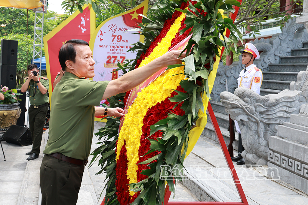 Đại tướng Lương Tam Quang, Ủy viên Bộ J88 com the gioi đỉnh cao, Bộ trưởng Bộ Công an dâng hoa tại Đền thờ các anh hùng liệt sĩ Kim Động (xã Lương Bằng). 