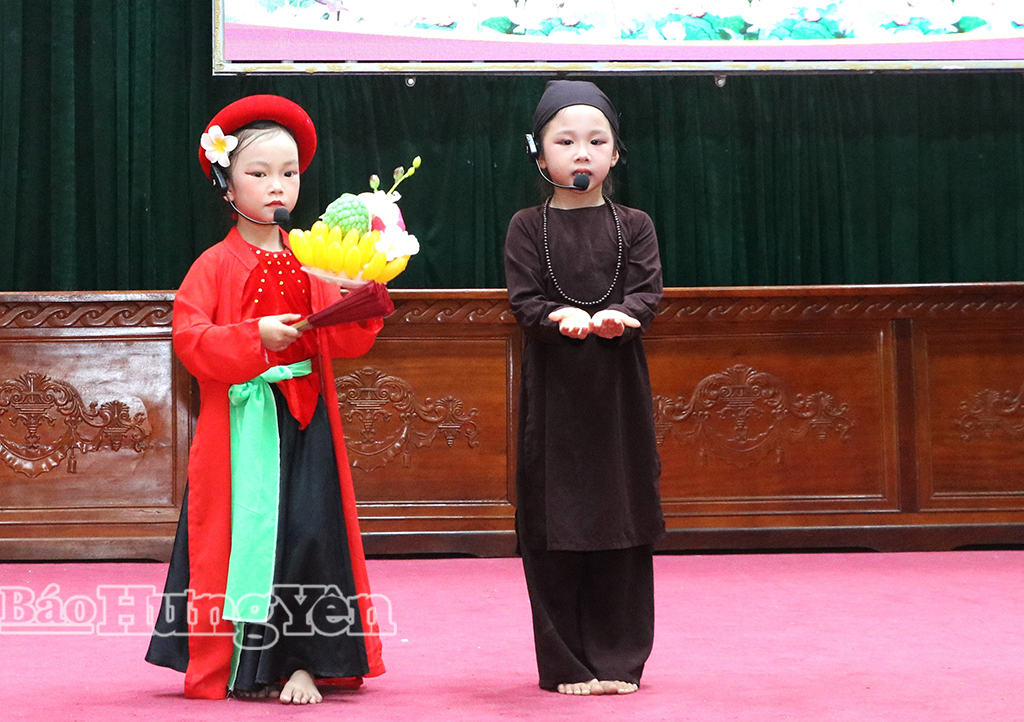 Các học viên nhỏ tuổi biểu diễn trích đoạn “Thị Màu lên chùa”.