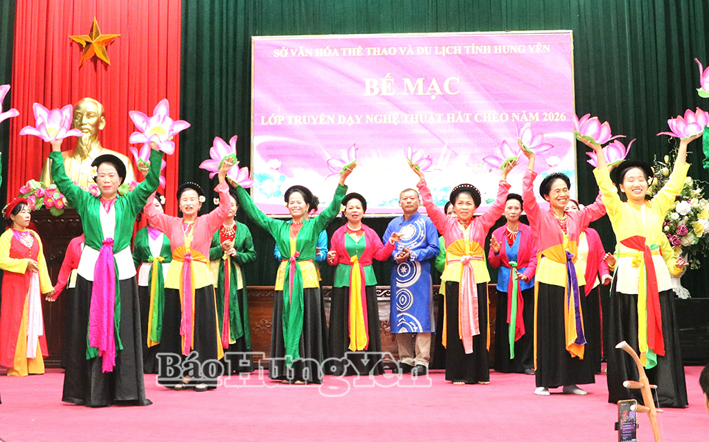 Các học viên biểu diễn tại chương trình bế giảng.