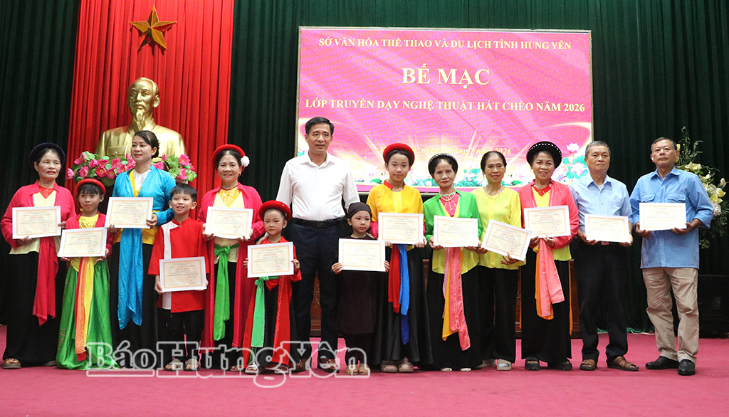 Ban Tổ chức trao giấy chứng nhận hoàn thành chương trình cho các học viên.