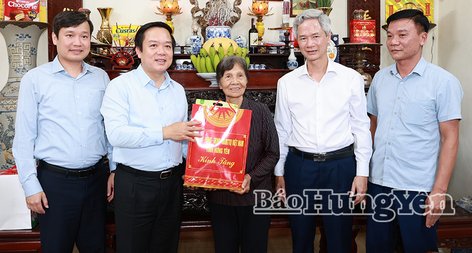 Đồng chí Phạm Quang Ngọc, Ủy viên Ban Chấp hành Trung ương Đảng, Bí thư Tỉnh ủy trao quà tặng gia đình bà Vũ Thị Động là vợ liệt sĩ ở xã Hiệp Cường.