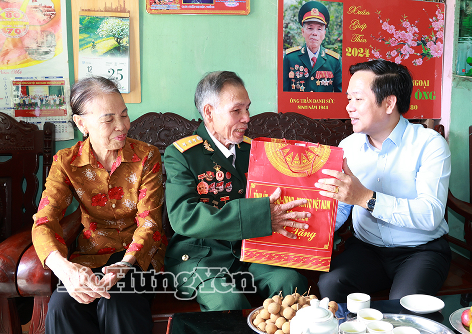Đồng chí Phạm Quang Ngọc, Ủy viên Ban Chấp hành Trung ương Đảng, Bí thư Tỉnh ủy trao quà tặng gia đình thương bình Trần Danh Sức ở xã Hiệp Cường.