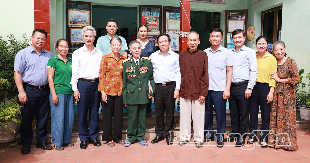 Đồng chí Phạm Quang Ngọc, Ủy viên Ban Chấp hành Trung ương Đảng, Bí thư Tỉnh ủy cùng các đại biểu chụp ảnh lưu niệm cùng gia đình thương binh Trần Danh Sức ở xã Hiệp Cường.
