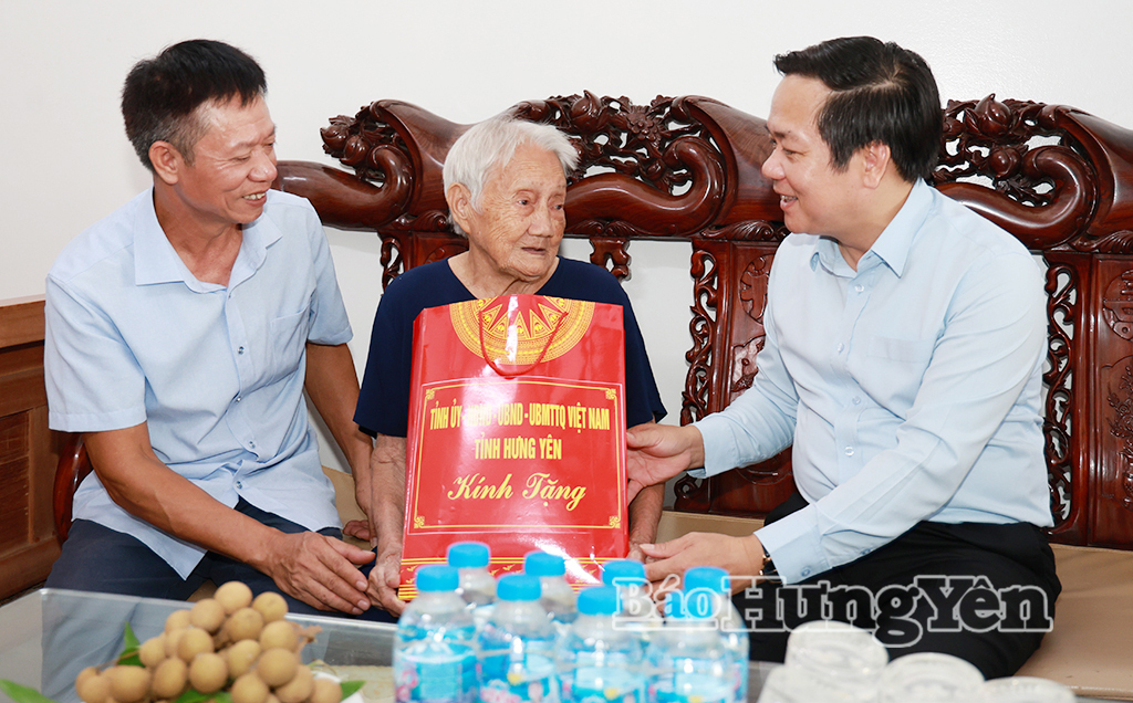 Đồng chí Phạm Quang Ngọc, Ủy viên Ban Chấp hành Trung ương Đảng, Bí thư Tỉnh ủy trao quà tặng mẹ liệt sĩ Trần Thị Ý ở phường Phố Hiến.