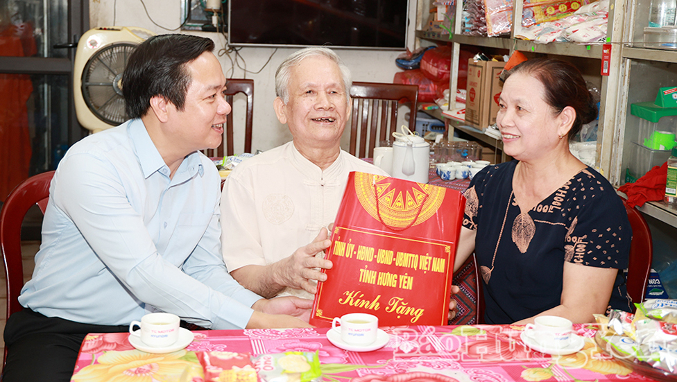 Đồng chí Phạm Quang Ngọc, Ủy viên Ban Chấp hành Trung ương Đảng, Bí thư Tỉnh ủy trao quà tặng thương binh Nguyễn Đức Thành ở phường Phố Hiến.