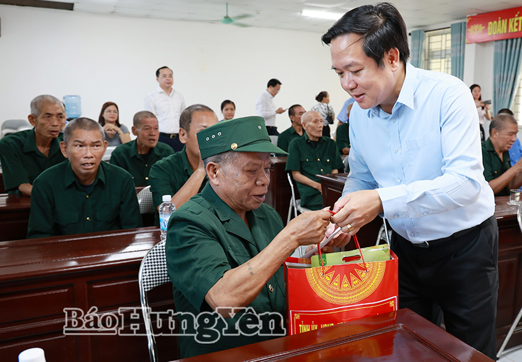 Đồng chí Phạm Quang Ngọc, Ủy viên Ban Chấp hành Trung ương Đảng, Bí thư Tỉnh ủy trao quà tặng các thương, bệnh binh đang được nuôi dưỡng tại Trung tâm Bảo trợ xã hội tổng hợp Thái Bình cơ sở 2 (xã Bắc Đông Quan).