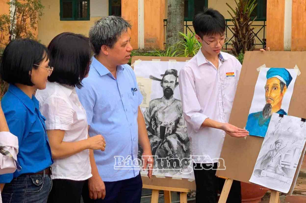 Học sinh Trường THPT Lê Quý Đôn (phường Trần Hưng Đạo) vớihoạt động trải nghiệm vẽ tranh về Danh nhân văn hóa Lê Quý Đôn.