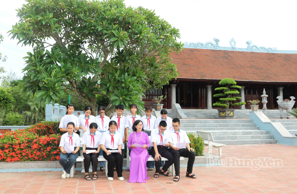 Học sinh nghe giới thiệu về cuộc đời, sự nghiệp của Danh nhân văn hóaLê Quý Đôn.