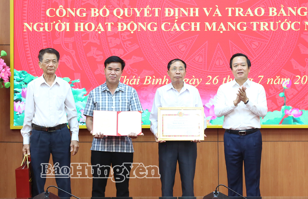 Đồng chí Phạm Quang Ngọc, Ủy viên Ban Chấp hành Trung ương Đảng, Bí thư Tỉnh ủy trao bằng vinh danh người hoạt động cách mạng trước ngày 1/1/1945
