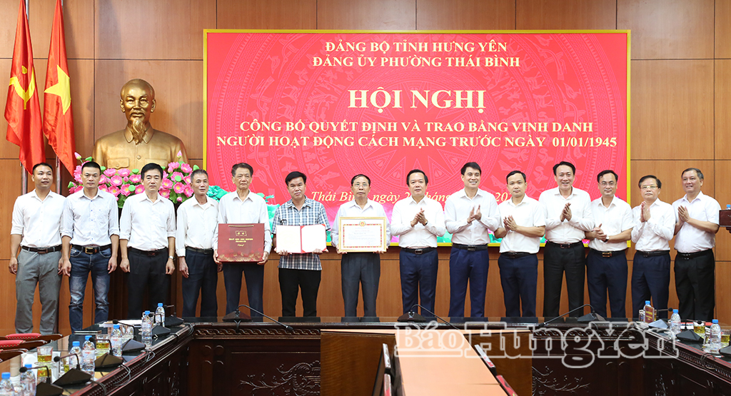 Các đồng chí: Phạm Quang Ngọc, Ủy viên Ban Chấp hành Trung ương Đảng, Bí thư Tỉnh ủy; Phạm Văn Khuê, Ủy viên Ban Thường vụ Tỉnh ủy, Trưởng ban Tổ chức Tỉnh ủy và đại biểu chụp ảnh lưu niệm cùng thân nhân liệt sĩ Nguyễn Quang Ân (phường Thái Bình). 