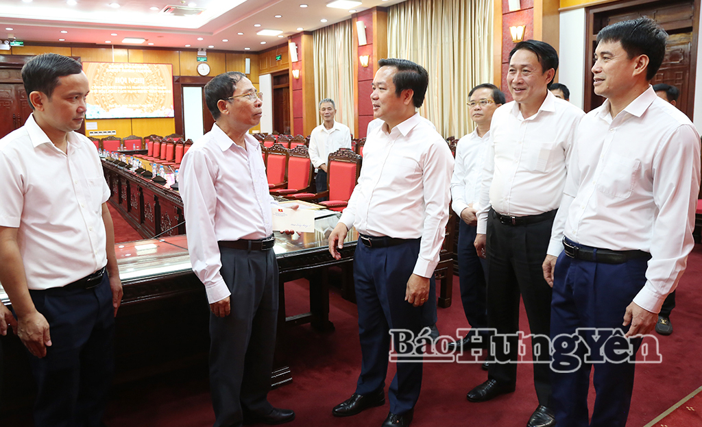 Đồng chí Phạm Quang Ngọc, Ủy viên Ban Chấp hành Trung ương Đảng, Bí thư Tỉnh ủy thăm hỏi, động viên thân nhân liệt sĩ Nguyễn Quang Ân.