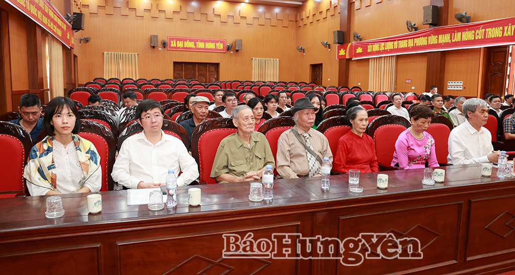 Thân nhân đồng chí Phùng Văn Thực dự hội nghị.
