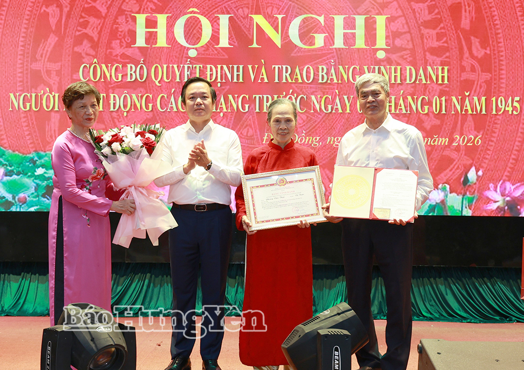 Đồng chí Phạm Quang Ngọc, Ủy viên Ban Chấp hành Trung ương Đảng, Bí thư Tỉnh ủy trao quyết định công nhận và Bằng vinh danh người hoạt động cách mạng trước ngày 1/1/1945 cho thân nhân đồng chí Phùng Văn Thực.