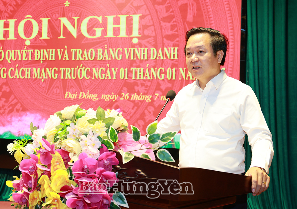 Đồng chí Phạm Quang Ngọc, Ủy viên Ban Chấp hành Trung ương Đảng, Bí thư Tỉnh ủy phát biểu tại hội nghị. 