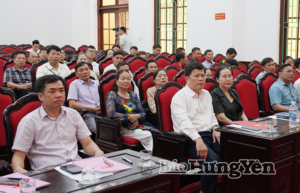 Đồng chí Trần Quốc Toản, Phó Bí thư Thường trực Tỉnh ủy, Chủ tịch Ủy ban MTTQ Việt Nam tỉnh cùng các đại biểu dự hội nghị.