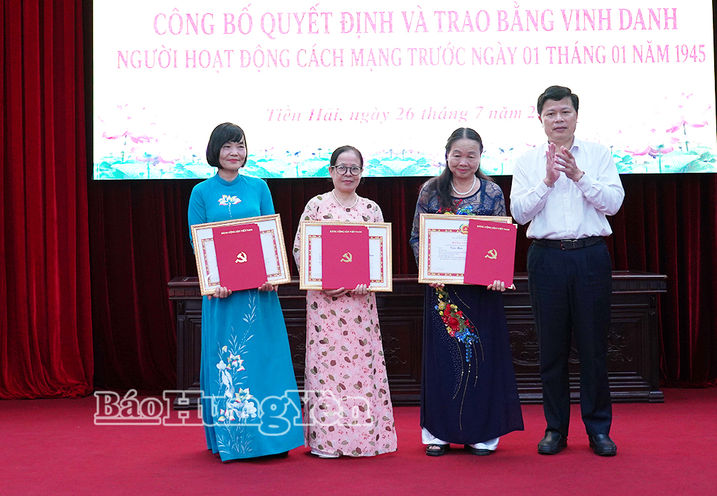 Đồng chí Trần Quốc Toản, Phó Bí thư Thường trực Tỉnh ủy, Chủ tịch Ủy ban MTTQ Việt Nam tỉnh trao Bằng vinh danh người hoạt động cách mạng trước ngày 1/1/1945