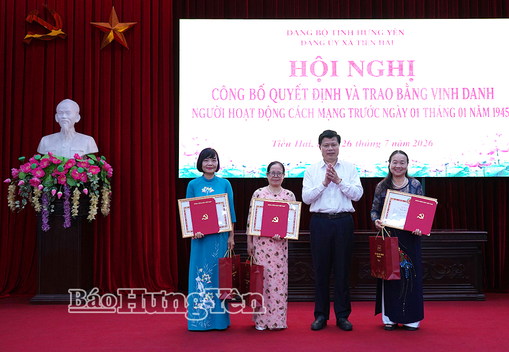 Đồng chí Trần Quốc Toản, Phó Bí thư Thường trực Tỉnh ủy, Chủ tịch Ủy ban MTTQ Việt Nam tỉnh tặng quà cho thân nhân các liệt sĩ, chiến sĩ được vinh danh.