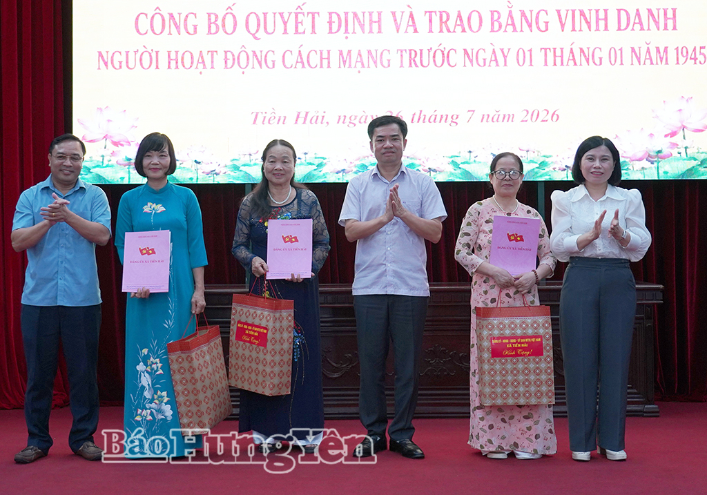 Xã Tiền Hải tặng quà cho các gia đình.