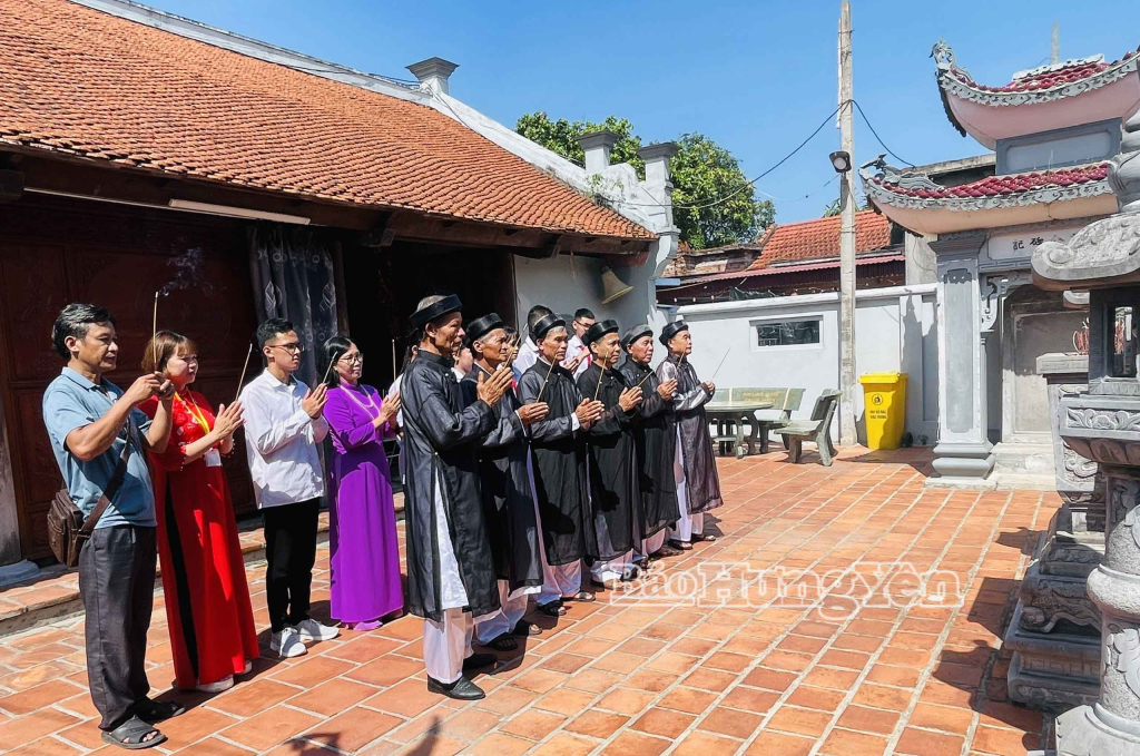 Con cháu dòng họ Lê Quý, xã Lê Quý Đôn dâng hương tưởng niệm Danh nhân văn hóa Lê Quý Đôn.