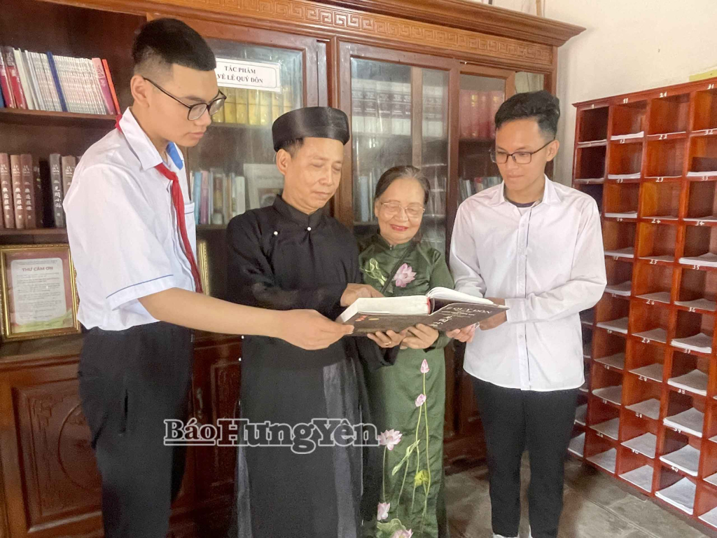 Con cháu dòng họ Lê Quý, xã Lê Quý Đôn tìm hiểu các nền tri thứccủa Danh nhân văn hóa Lê Quý Đôn tại từ đường Danh nhân văn hóaLê Quý Đôn.