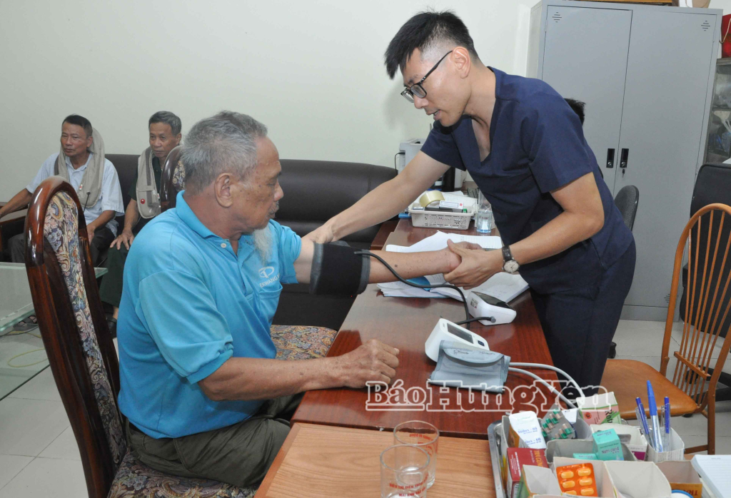 Khám sức khỏe cho người có công với cách mạng và thân nhân liệt sĩ tại Trung tâm Điều dưỡng, chăm sóc người có công (Sở Nội vụ) cơ sở 1.(phường Phố Hiến).