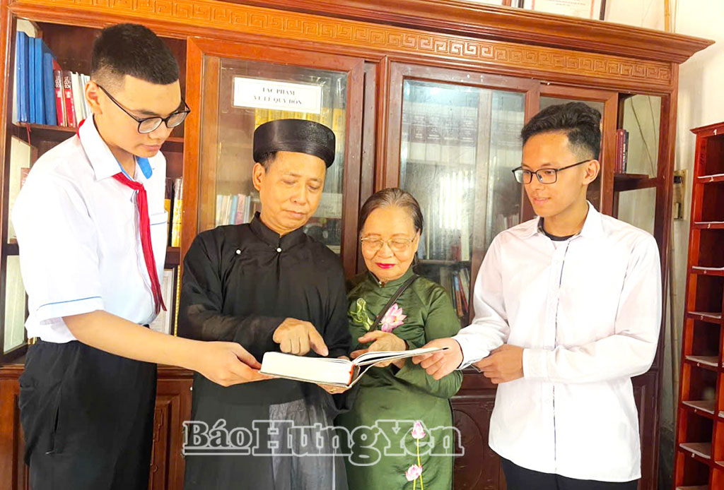 Không gian đọc tại từ đường Danh nhân văn hóa Lê Quý Đôn thu hút học sinh và người dân đến tìm hiểu về cuộc đời, sự nghiệp của nhà bác học.