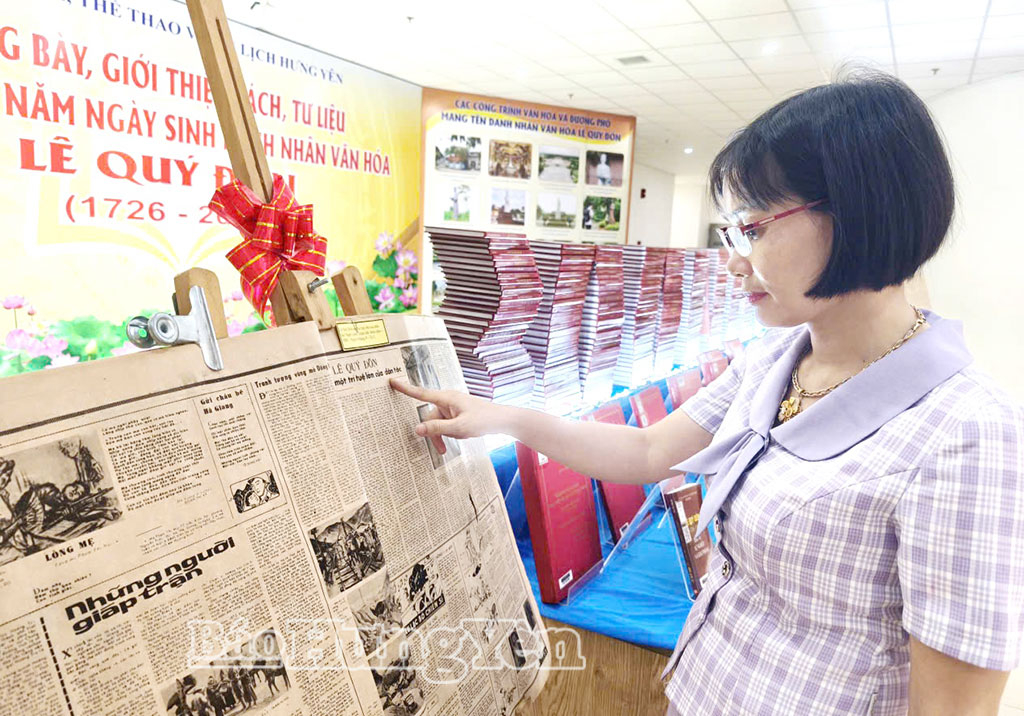 Người dân tìm đọc sách, tài liệu về Danh nhân văn hóa Lê Quý Đôn tại Thư viện tỉnh.