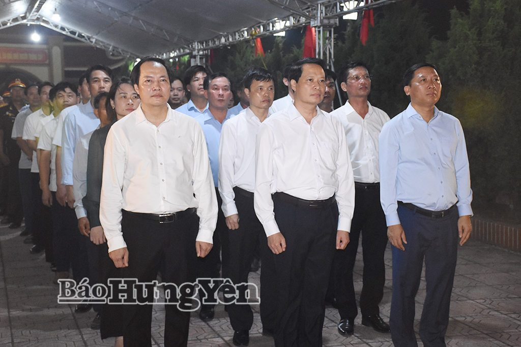 Đồng chí Hoàng Thái Phúc, Ủy viên Ban Thường vụ Tỉnh ủy, Trưởng ban Nội chính Tỉnh ủy cùng các đại biểu dâng hương tưởng niệm các anh hùng liệt sĩ tại Nghĩa trang liệt sĩ xã A Sào.