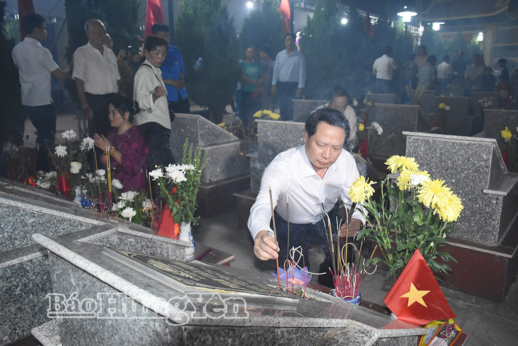 Đồng chí Hoàng Thái Phúc, Ủy viên Ban Thường vụ Tỉnh ủy, Trưởng ban Nội chính Tỉnh ủy dâng hương lên từng phần mộ liệt sĩ.