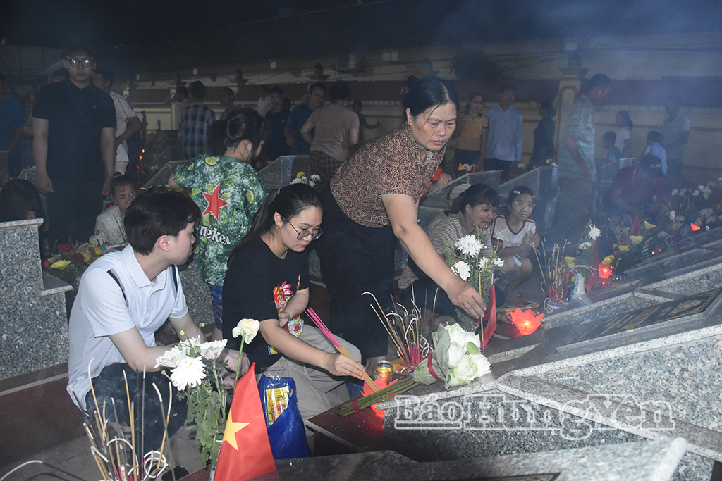 Đông đảo Nhân dân và thân nhân liệt sĩ xã A Sào đã tới dâng hương tưởng niệm các anh hùng liệt sĩ.