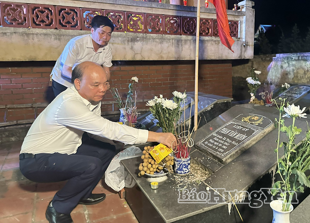 Đồng chí Đặng Thanh Giang, Ủy viên Ban Thường vụ Tỉnh ủy, Phó Chủ tịch HĐND tỉnh thắp hương tri ân các anh hùng liệt sĩ.