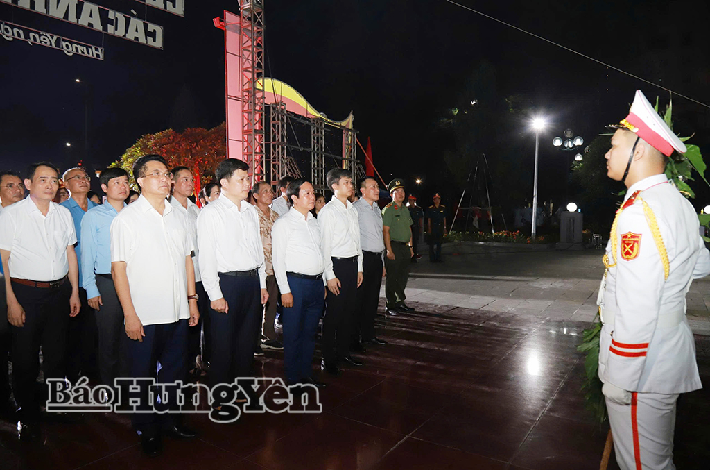 Các đồng chí: Phạm Quang Ngọc, Ủy viên Ban Chấp hành Trung ương Đảng, Bí thư Tỉnh ủy; Trần Quốc Toản, Phó Bí thư Thường trực Tỉnh ủy, Chủ tịch Ủy ban MTTQ Việt Nam tỉnh cùng các đại biểu dành phút mặc niệm tưởng nhớ công lao to lớn của các anh hùng liệt sĩ.