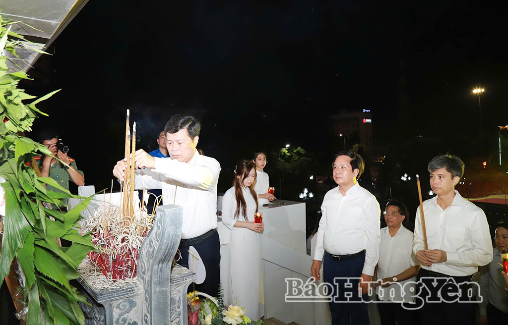 Đồng chí Trần Quốc Toản, Phó Bí thư Thường trực Tỉnh ủy, Chủ tịch Ủy ban MTTQ Việt Nam tỉnh cùng các đại biểu dâng hương tưởng niệm các anh hùng liệt sĩ.