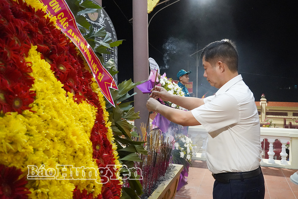 Đồng chí Vũ Thanh Vân, Ủy viên Ban Thường vụ Tỉnh ủy, Giám đốc Sở Công Thương thắp hương tri ân các anh hùng liệt sĩ tại Nghĩa trang liệt sĩ Thái Thượng.