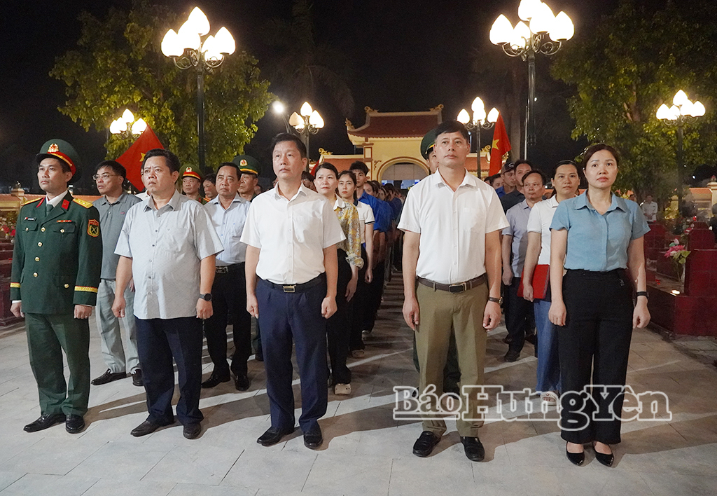 Đồng chí Vũ Thanh Vân, Ủy viên Ban Thường vụ Tỉnh ủy, Giám đốc Sở Công Thương cùng các đại biểu dành phút mặc niệm tưởng nhớ các anh hùng liệt sĩ, bày tỏ lòng biết ơn sâu sắc đối với những người đã hy sinh vì độc lập, tự do của Tổ quốc.    