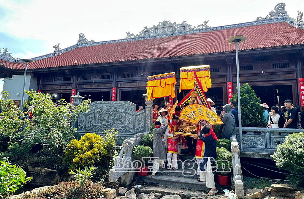 Ngai Thánh được rước ra ngoài đền để thực hiện nghi lễ.