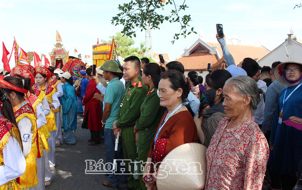 Rất đông người dân và du khách thập phương tham gia trải nghiệm nghi lễ cấp thủy cầu ngư.