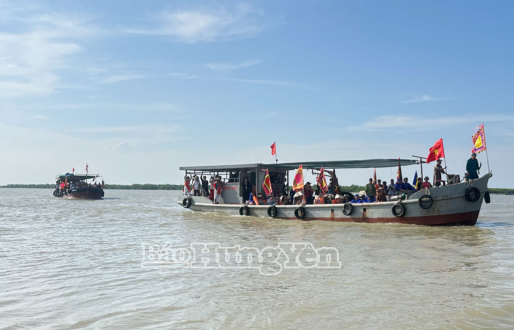 Ban Tổ chức huy động 5 tàu để tổ chức nghi lễ và đưa người dân, du khách ra thực hiện nghi thức cấp thủy cầu ngư ngoài biển.