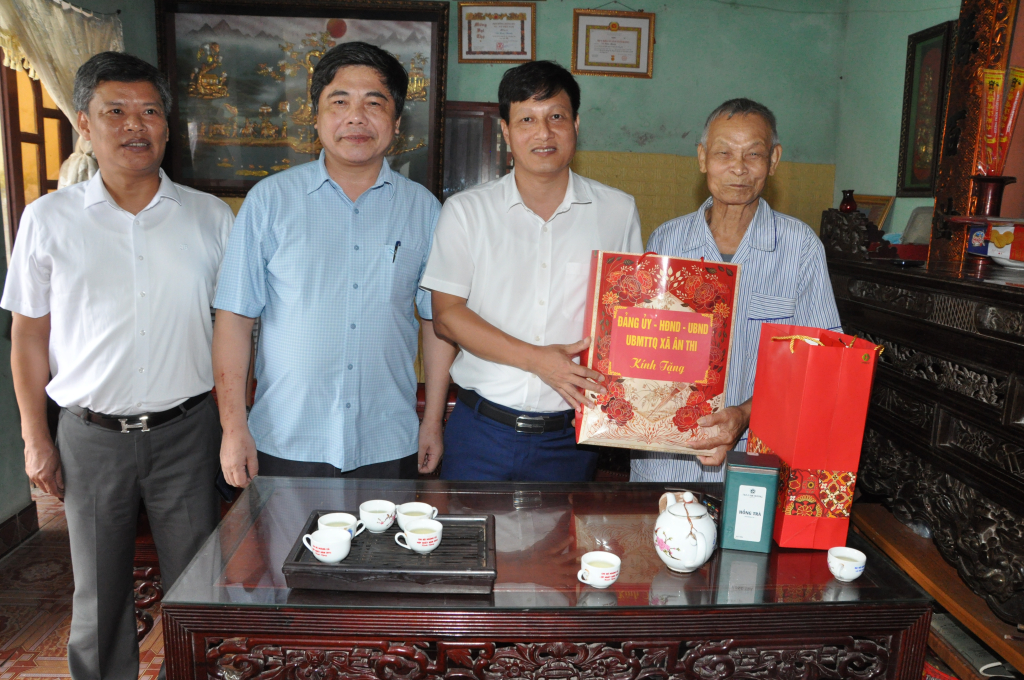 Lãnh đạo xã Ân Thi thăm, tặng quà bệnh binh Vũ Huy Thanh (thôn Thổ Hoàng) nhân kỷ niệm Ngày Thương binh - Liệt sĩ 27/7.