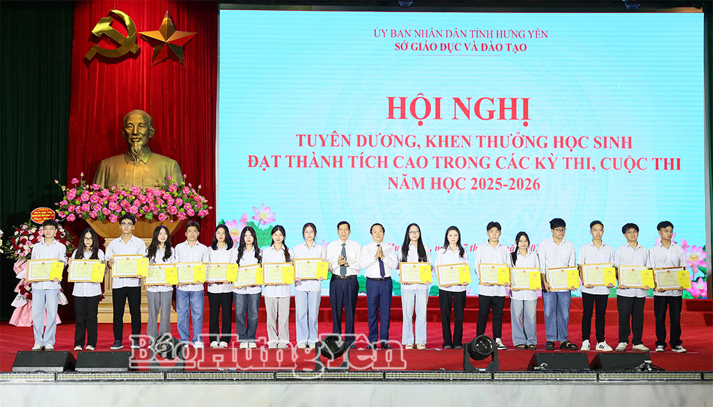Đồng chí Phạm Quang Ngọc, Ủy viên Ban Chấp hành Trung ương Đảng, Bí thư Tỉnh ủy cùng lãnh đạo Hội Khuyến học tỉnh trao phần thưởng cho các em học sinh đoạt giải học sinh giỏi Quốc gia năm học 2025 - 2026.