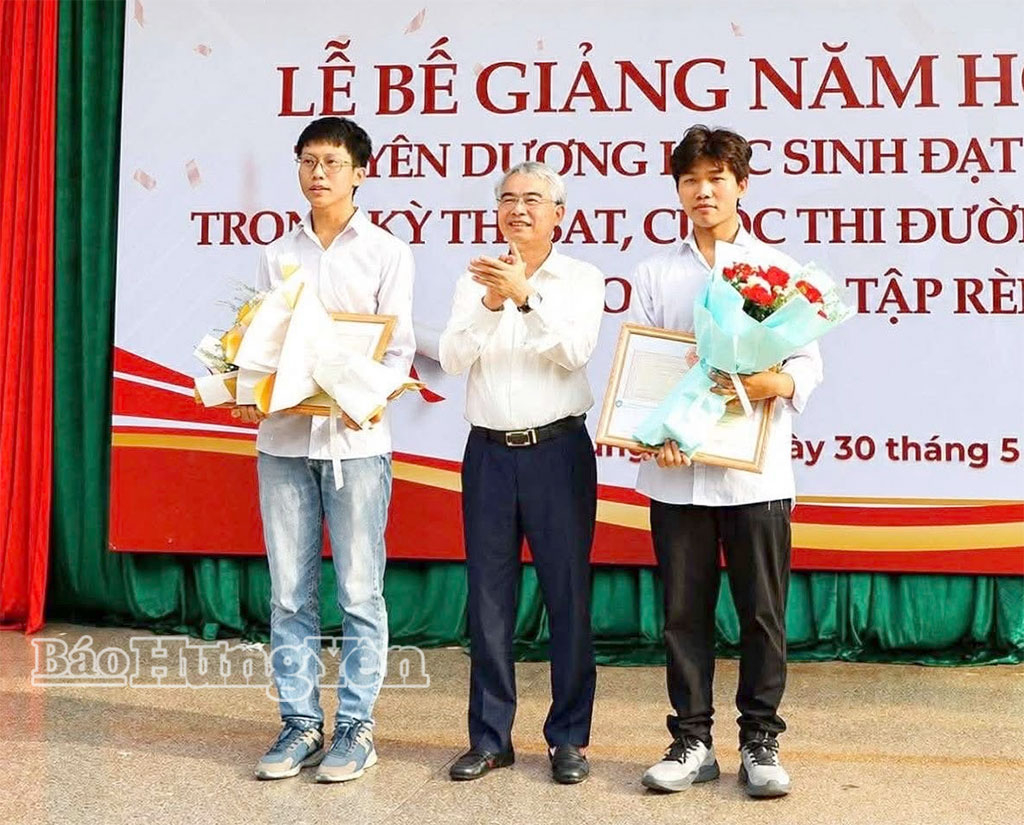 Đồng chí Phạm Đồng Thụy, Ủy viên Ban Thường vụ Tỉnh ủy, Giám đốc Sở Giáo dục và Đào tạo khen thưởng cho 2 học sinh Trường THPT Chuyên Thái Bình là em Nguyễn Huy Quang Minh đạt thành tích cao trong Chương trình