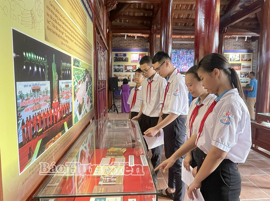 Khu trưng bày sách của Danh nhân văn hóa Lê Quý Đôn tại Khu lưu niệm Danh nhân văn hóa Lê Quý Đôn thu hút đông đảo học sinh đến tìm hiểu.