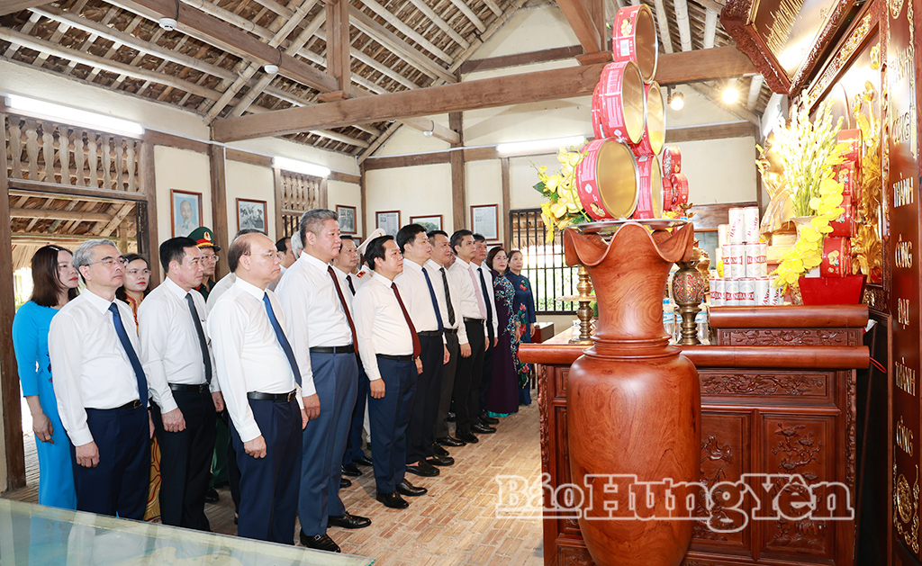 Các đại biểu dâng hương tại Nhà lưu niệm Bác Hồ (phường Phố Hiến). Ảnh: Lê Hiếu