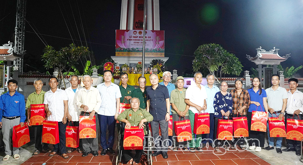 Trao quà tặng người có công, thân nhân liệt sĩ tại lễ thắp nến tri ân các anh hùng liệt sĩ.