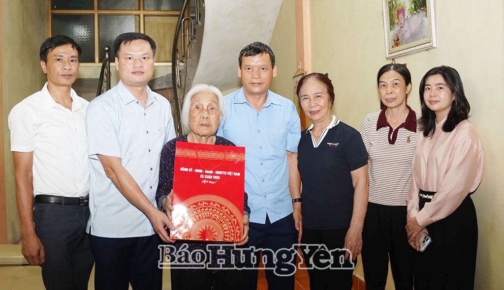 Lãnh đạo xã Xuân Trúc thăm, tặng quà gia đình người có công.