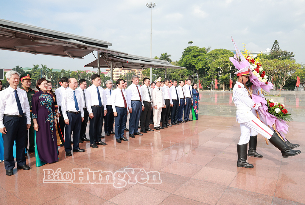 Các đại biểu dâng hoa tại Tượng đài Tổng Bí thư Nguyễn Văn Linh (phường Phố Hiến). Ảnh: Lê Hiếu
