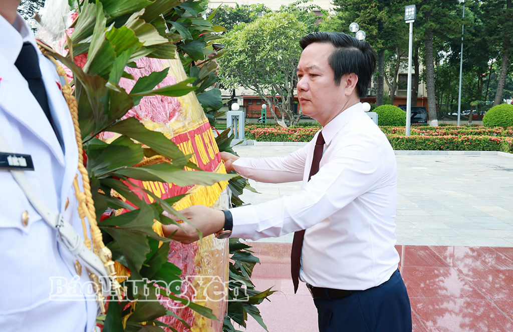 Đồng chí Phạm Quang Ngọc, Ủy viên Ban Chấp hành Trung ương Đảng, Bí thư Tỉnh ủy thực hiện nghi thức dâng hoa tại Đài tưởng niệm các anh hùng liệt sĩ tỉnh. (Ảnh: Lê Hiếu)