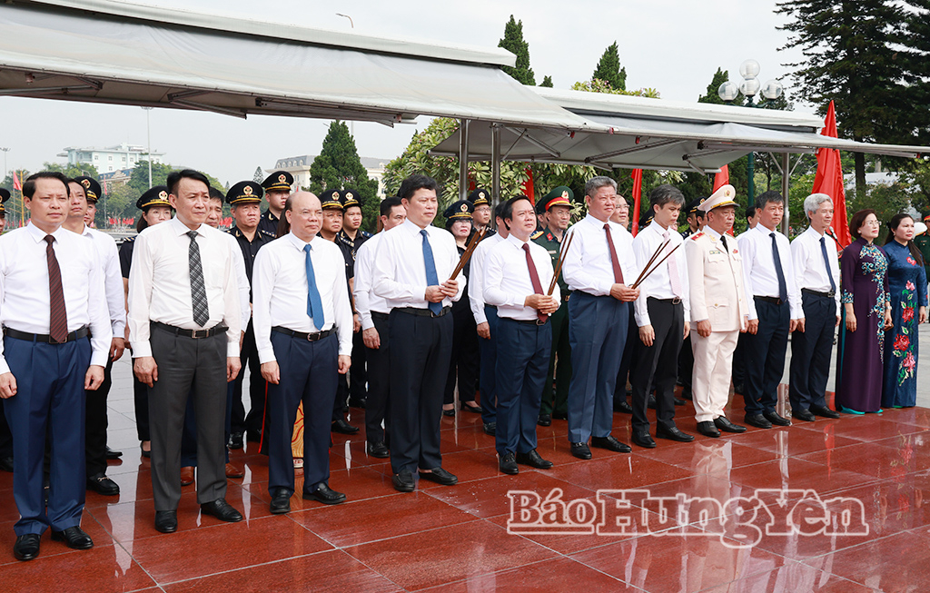 Các đại biểu dâng hương tại Đài tưởng niệm các anh hùng liệt sĩ tỉnh (phường Phố Hiến). (Ảnh: Lê Hiếu)